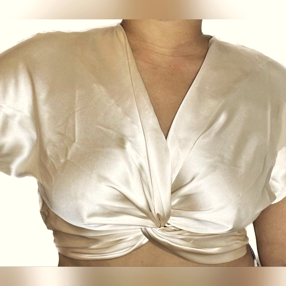 House of Harlow Satin Finish Cream Short Sleeve Twist Front Crop Top…